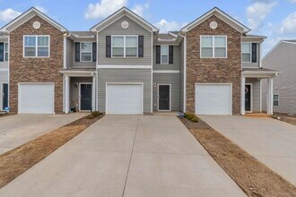 Building Photo - Beautiful 3 BR / 2.5 BA Townhome with Patio & Community Amenities $1,725/mo rent**