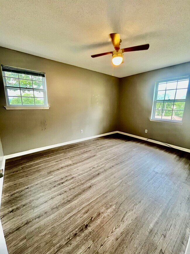 Building Photo - 318 Alamo Dr