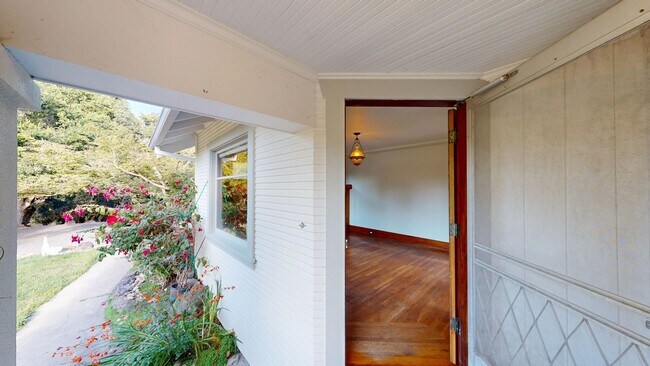 Building Photo - Bright Country Three Bedroom One Bathroom ...