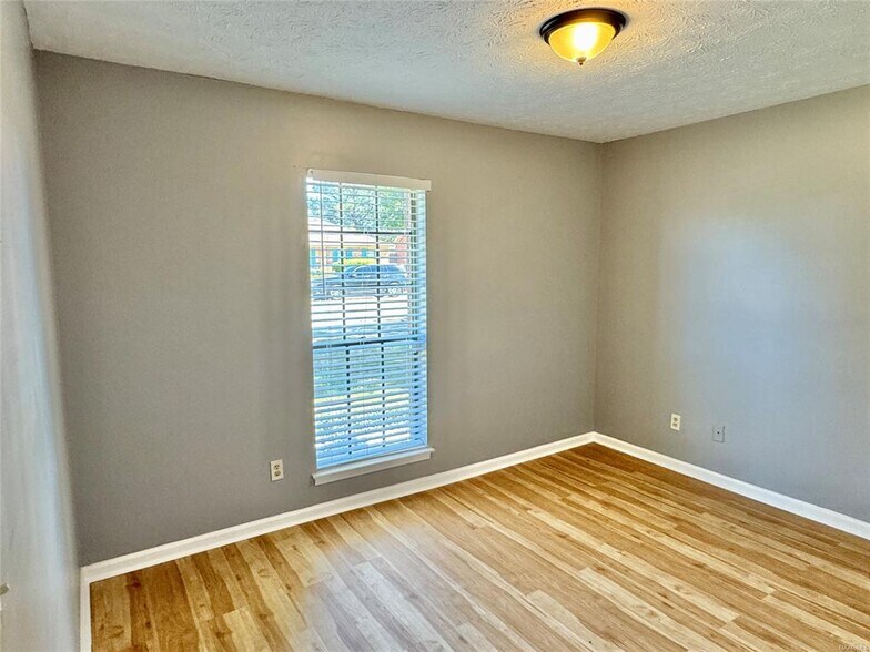 Building Photo - 728 E Gardendale Dr