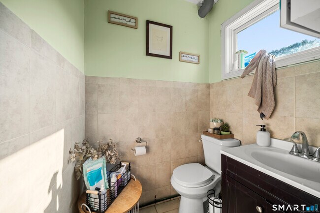 Building Photo - 383 Davis St