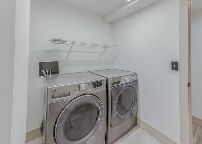 Building Photo - Fabulous 4/3.5 Loft with PANORAMIC Views o...