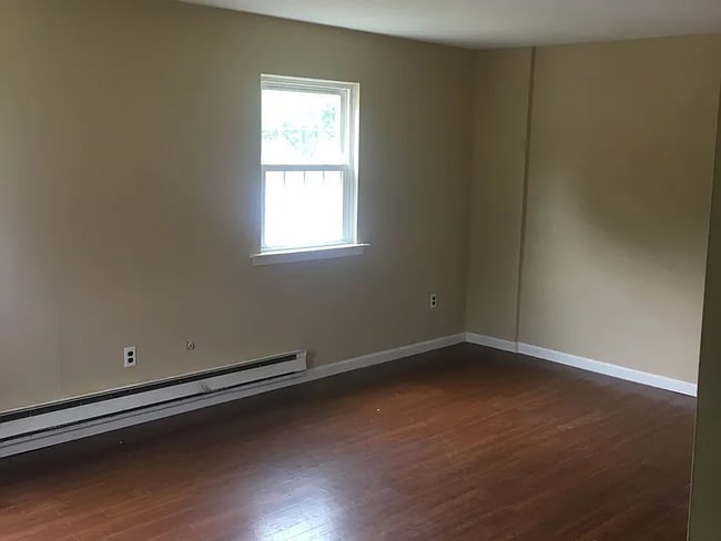 Building Photo - Spacious 4-bedroom, 1.5-bath townhome