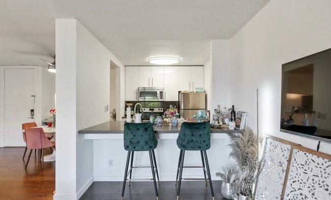 Building Photo - 141 S Clark Dr