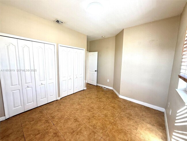 Building Photo - 1656 SE 29th Ct