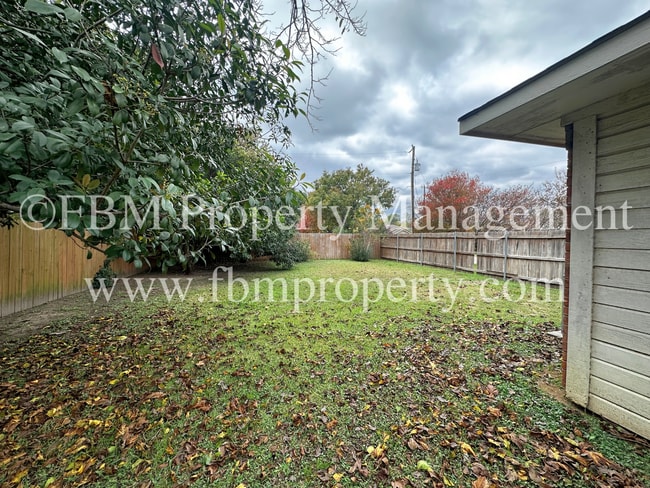 Building Photo - 801 Oak Dr