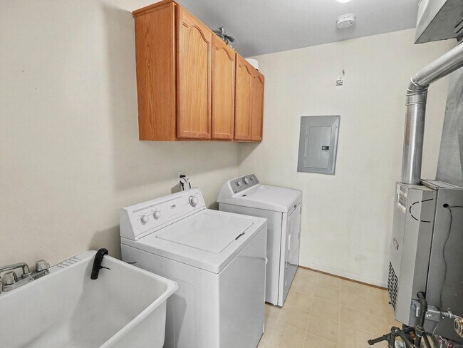 Building Photo - 212 Commons Ct