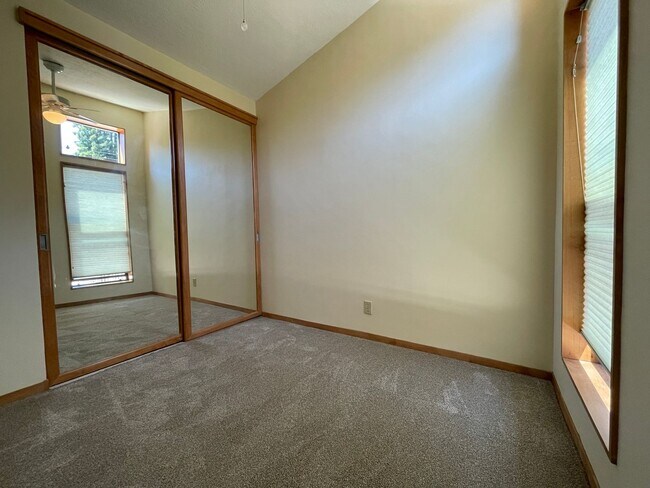 Building Photo - 025-02