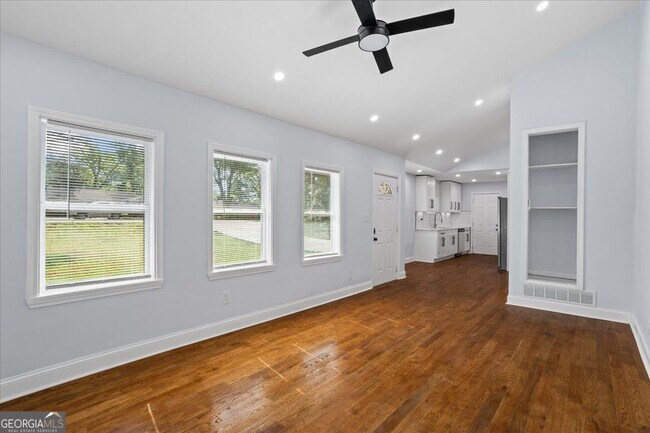 Building Photo - 2223 Columbia Dr