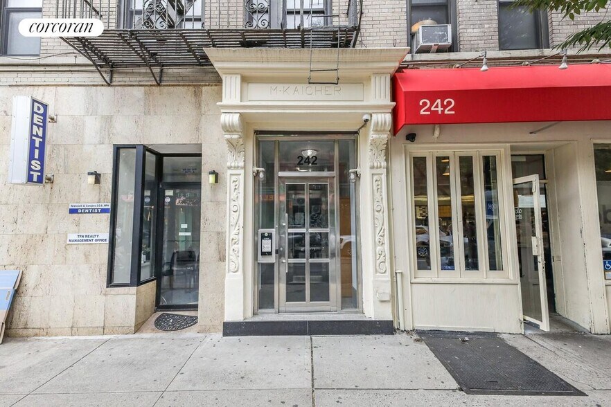 Building Photo - 242 E 10th St