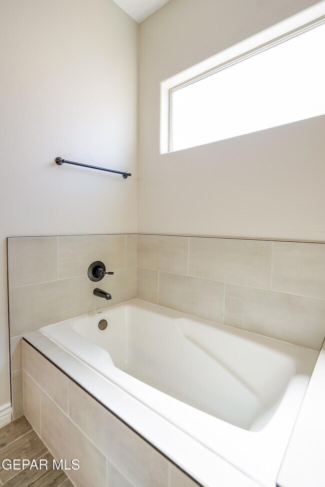 Building Photo - 13368 Emerald Glass Dr