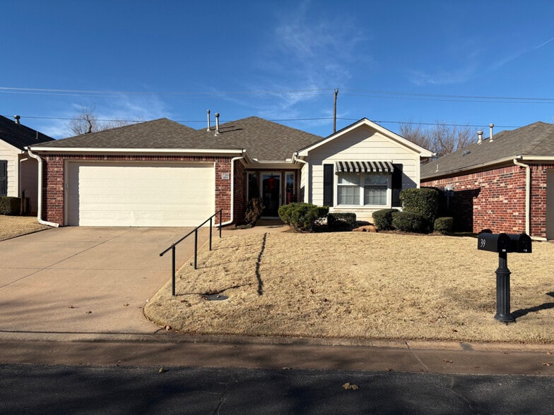 Building Photo - 2455 Manchester Dr