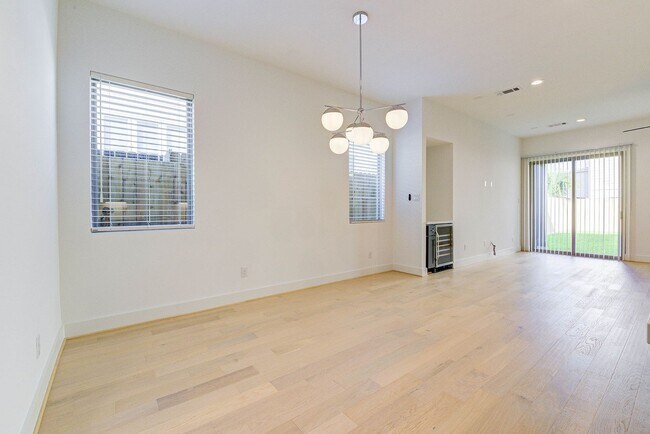 Building Photo - Modern luxury home in well established inn...