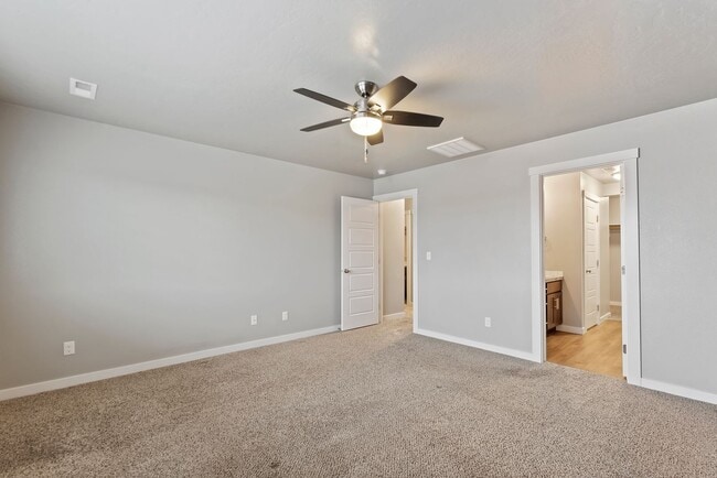 Building Photo - Upgraded 4 Bed 2.5 Bath Home