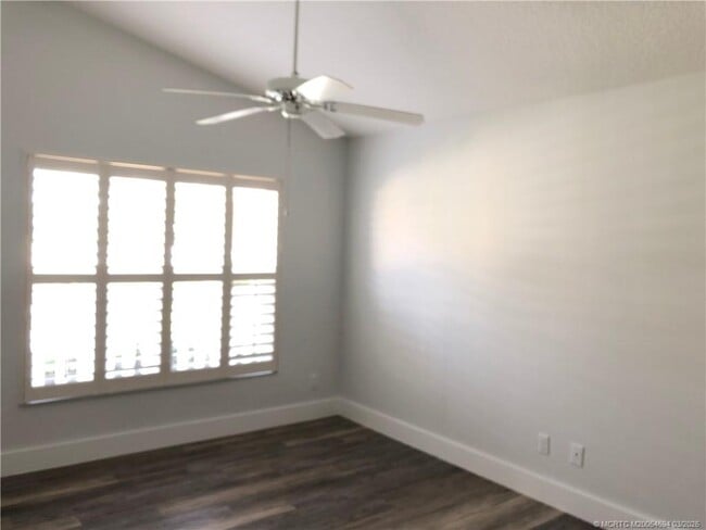 Building Photo - 629 NW San Remo Cir