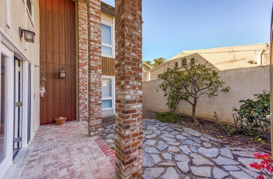 Front Courtyard - 4710 E Shaw St