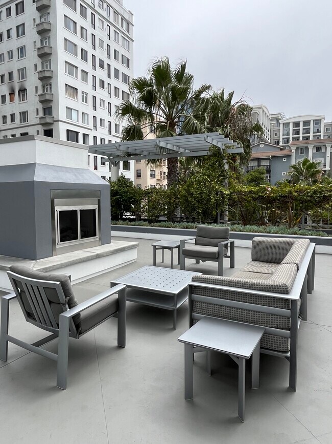 Building Photo - 400 W Ocean Blvd