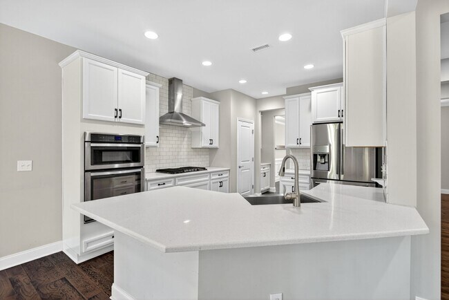 Building Photo - “5-Bedroom Home with Bonus Room & Resort-S...