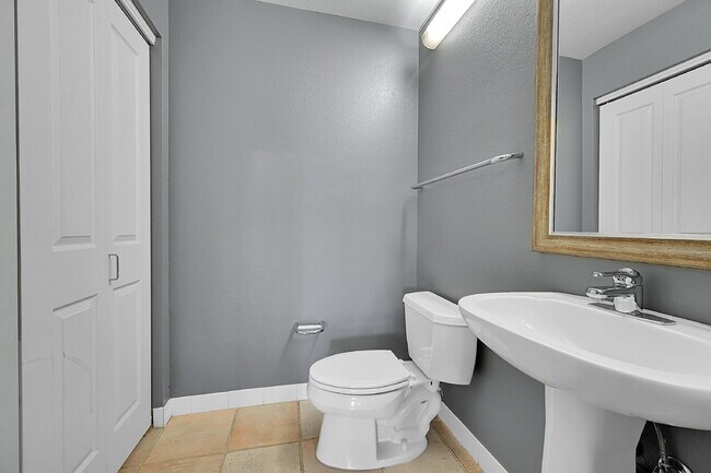 Building Photo - $2,595.00, 1 bed, 1.5. bath located in Denver