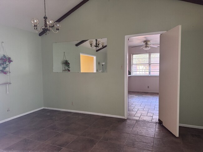 Building Photo - 3216 Fannin Ave