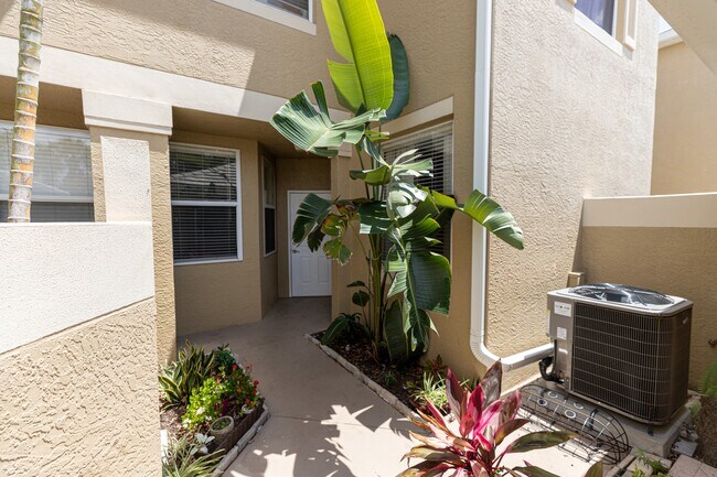 Building Photo - 12040 Summergate Cir