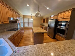 Building Photo - Spacious Rockrimmon Home for Rent – Cul-de-Sac Location!