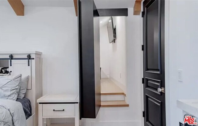 Building Photo - 5225 Topeka Dr