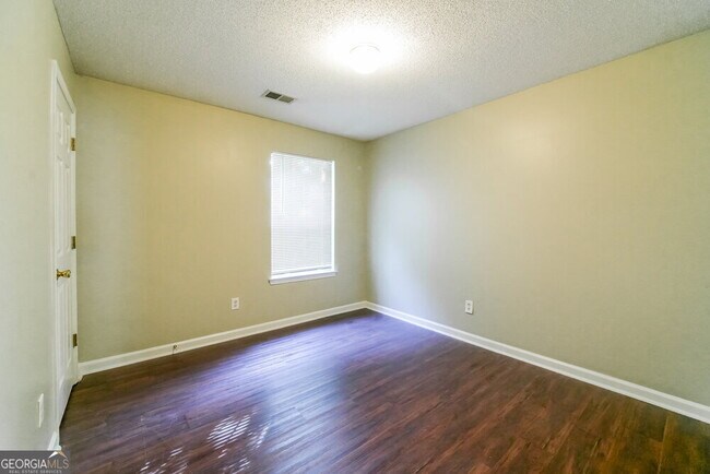 Building Photo - 1214 Foxwood Dr