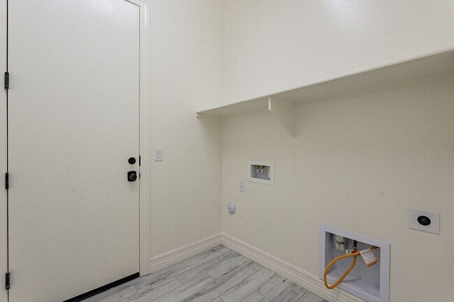 Building Photo - 5 BEDROOM 4 BATH SINGLE FAMILY HOME