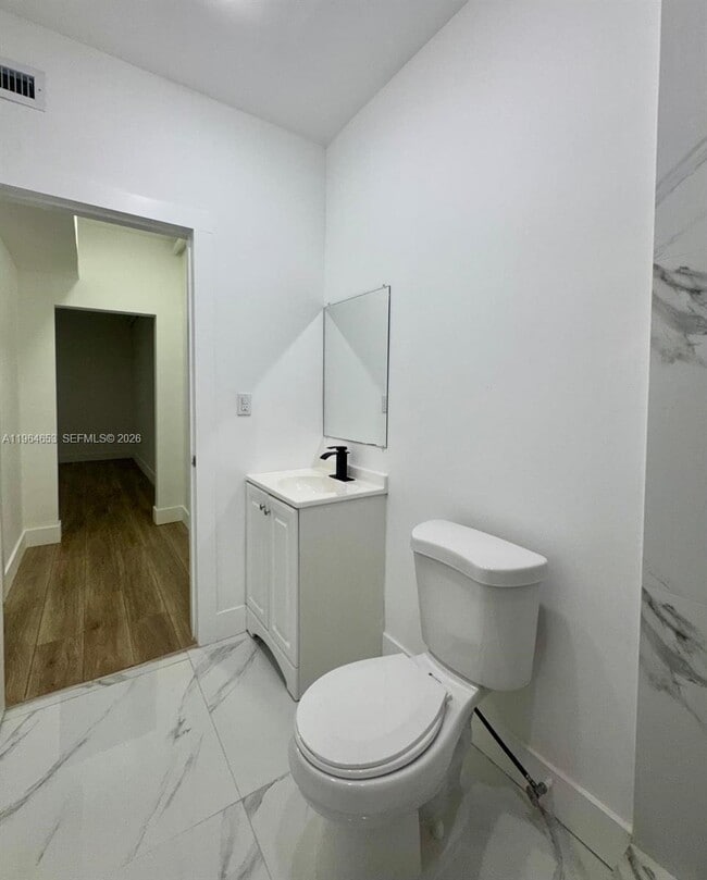 Building Photo - 842 Himmarshee St