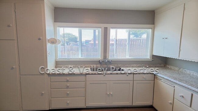 Building Photo - Wonderful South Salinas Home for RENT!!!