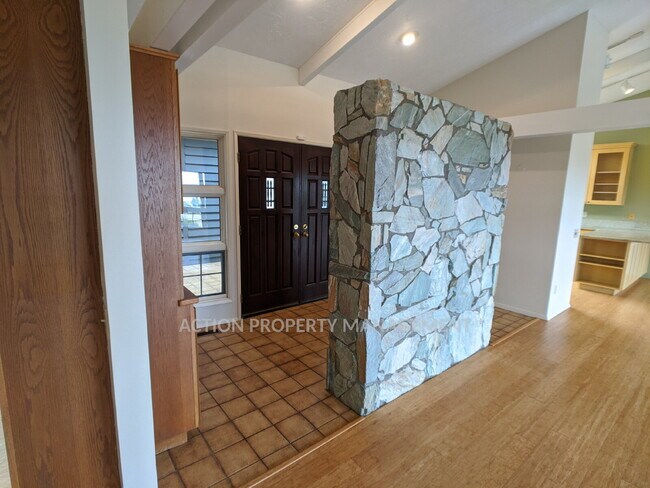Building Photo - 3 bed 3 bath on 4.8 acres w/ beautiful water view