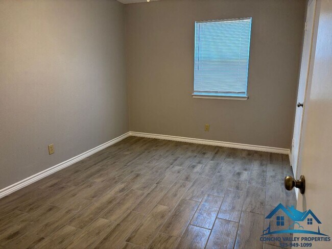 Building Photo - For Rent - 4 Bed/2 Bath near Goodfellow AFB