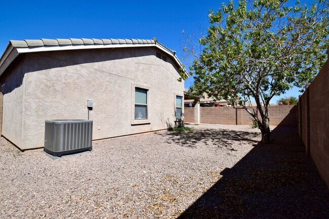 Building Photo - Completely remodeled 4 bed 2 bath home in ...
