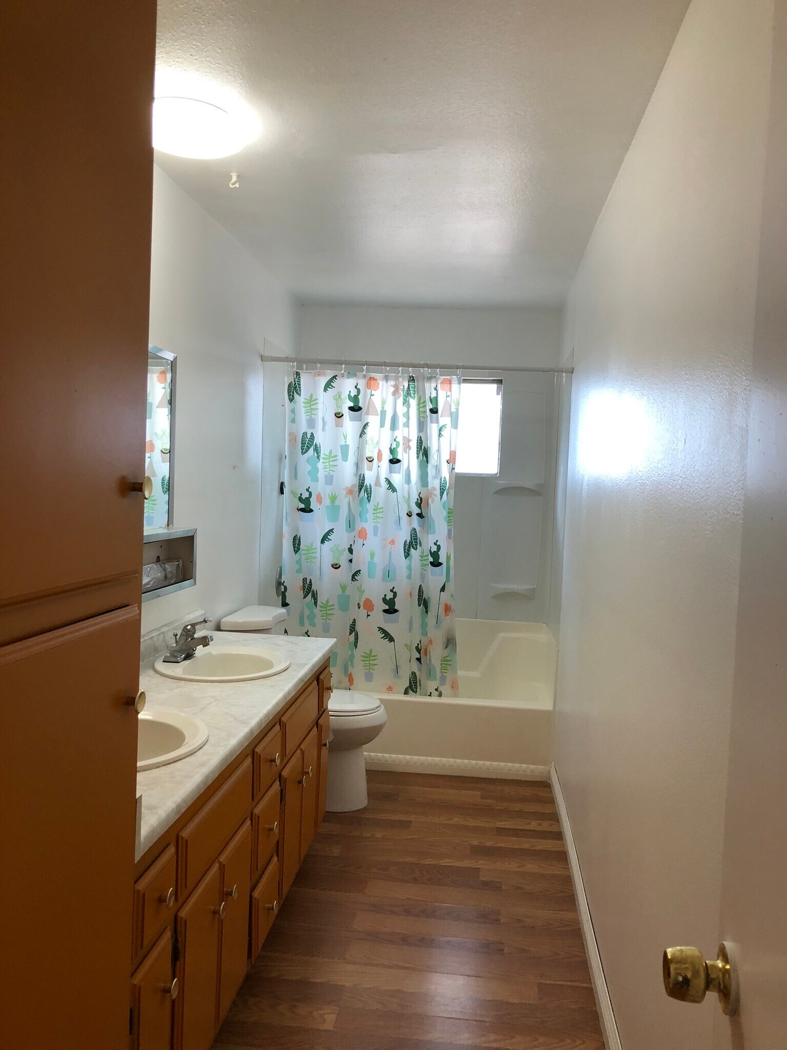 Main Bathroom - 888 Ponderosa Dr