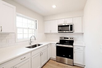 Building Photo - Renovated UVA Apartment in a Prime Location Near School of Data Science