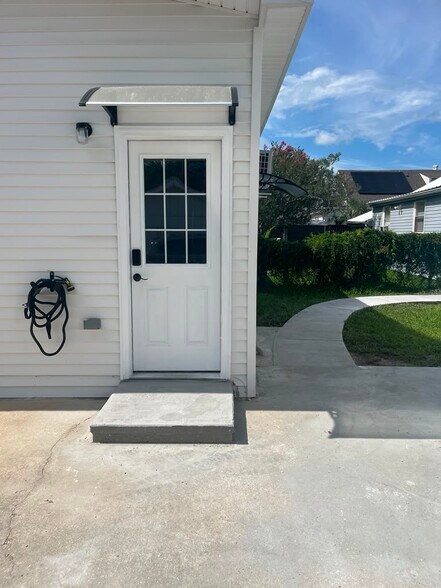 Guesthouse Entrance - 2418 Robert St