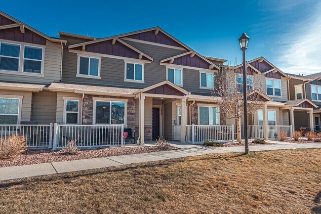 Building Photo - Cozy Fully Furnished  COS Townhome