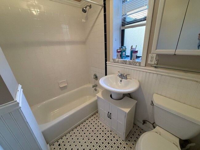 Building Photo - 36 Duncan Ave