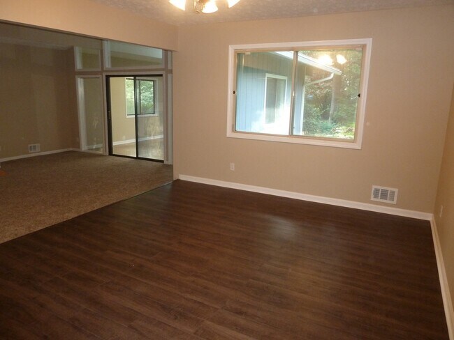 Building Photo - 3 Bed / 2.5 Bath with 2300 Square Feet!! A...