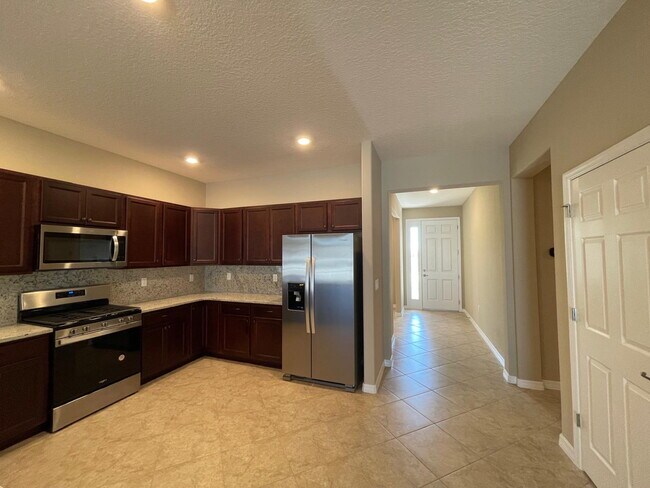 Building Photo - ***Move-In Special: 2 Weeks Free Rent! | B...