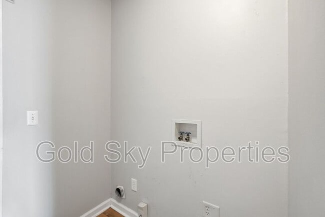 Building Photo - 124 Hall St