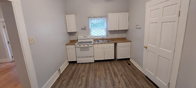 Building Photo - 270 Archer St