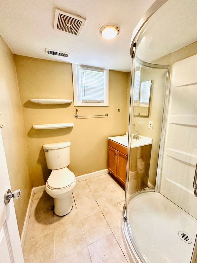Building Photo - Updated FOUR bedroom home in South Louisville