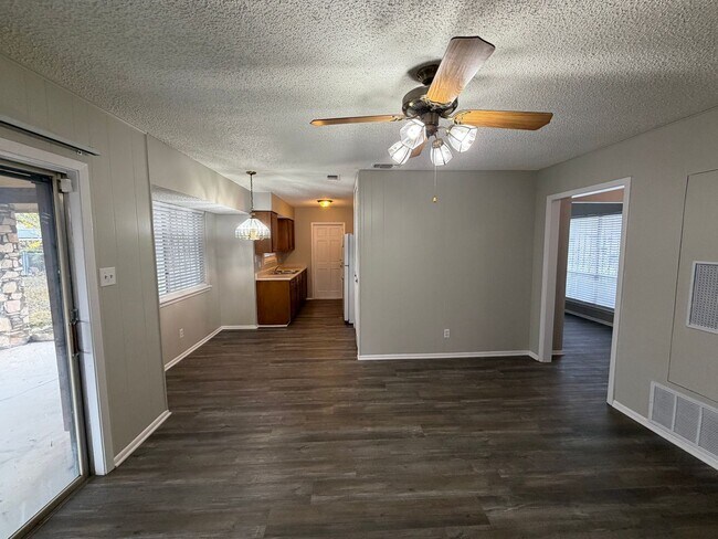 Building Photo - Lovely Single Story 3 Bedroom 2 Bath w/ easy access to Lackland AFB, Sea World, & Shopping