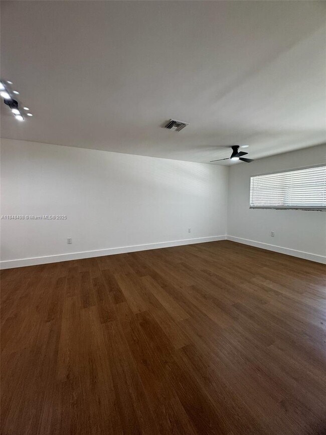 Building Photo - 1460 SW 24th Ct