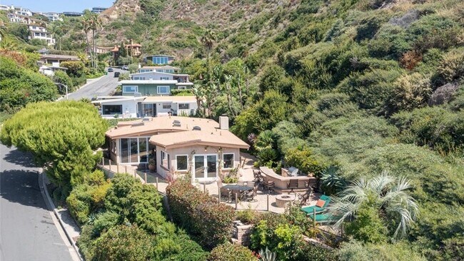 Building Photo - 1060 Skyline Dr