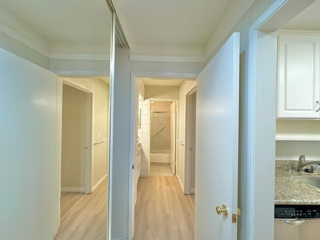 Building Photo - $500 OFF FIRST MONTH RENT!!! One Bedroom One Bath Condo in Watergate Complex!!!
