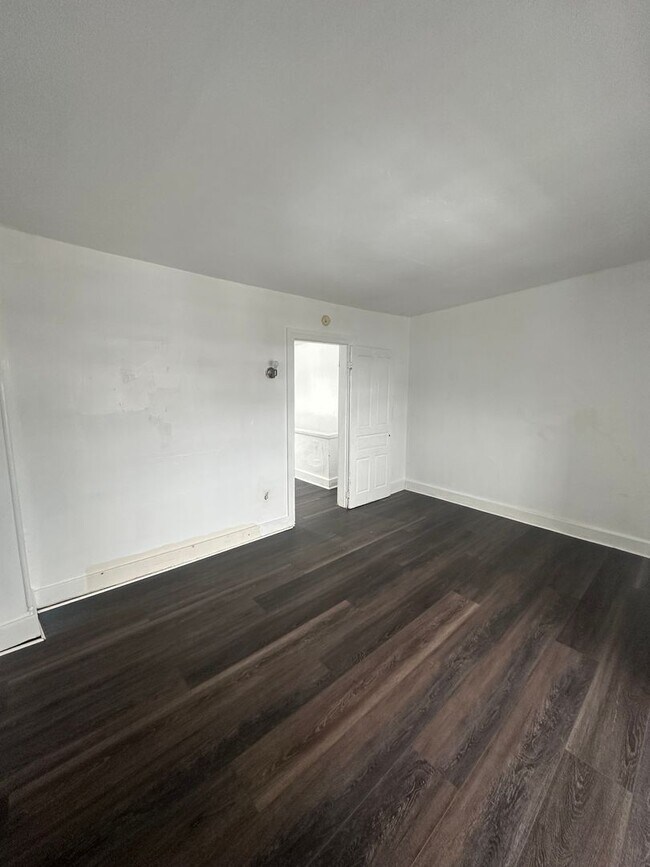 Building Photo - 927 W Poplar St