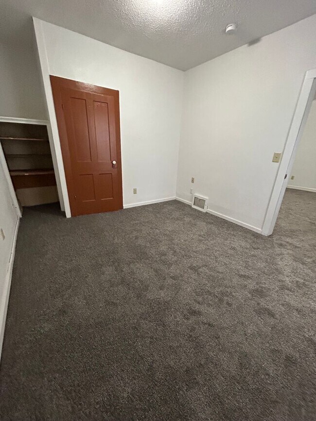 Building Photo - 3 Bedroom 2 Bathroom Apartment Near Gundersen